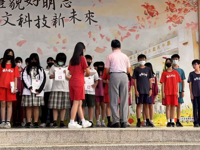 113學年第二學期第二次定期評量優秀學生代表頒獎圖片